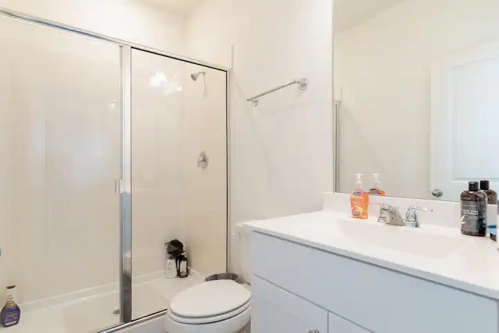 Room 3 w/private bath in shared home in Hutto, TX