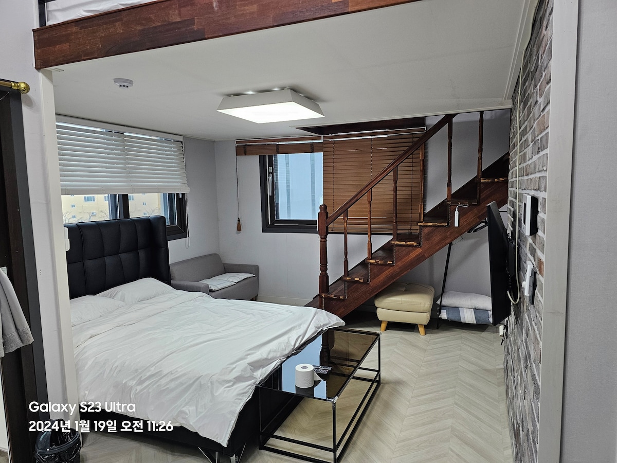 Hygge House Unit 304 （复式卧室）