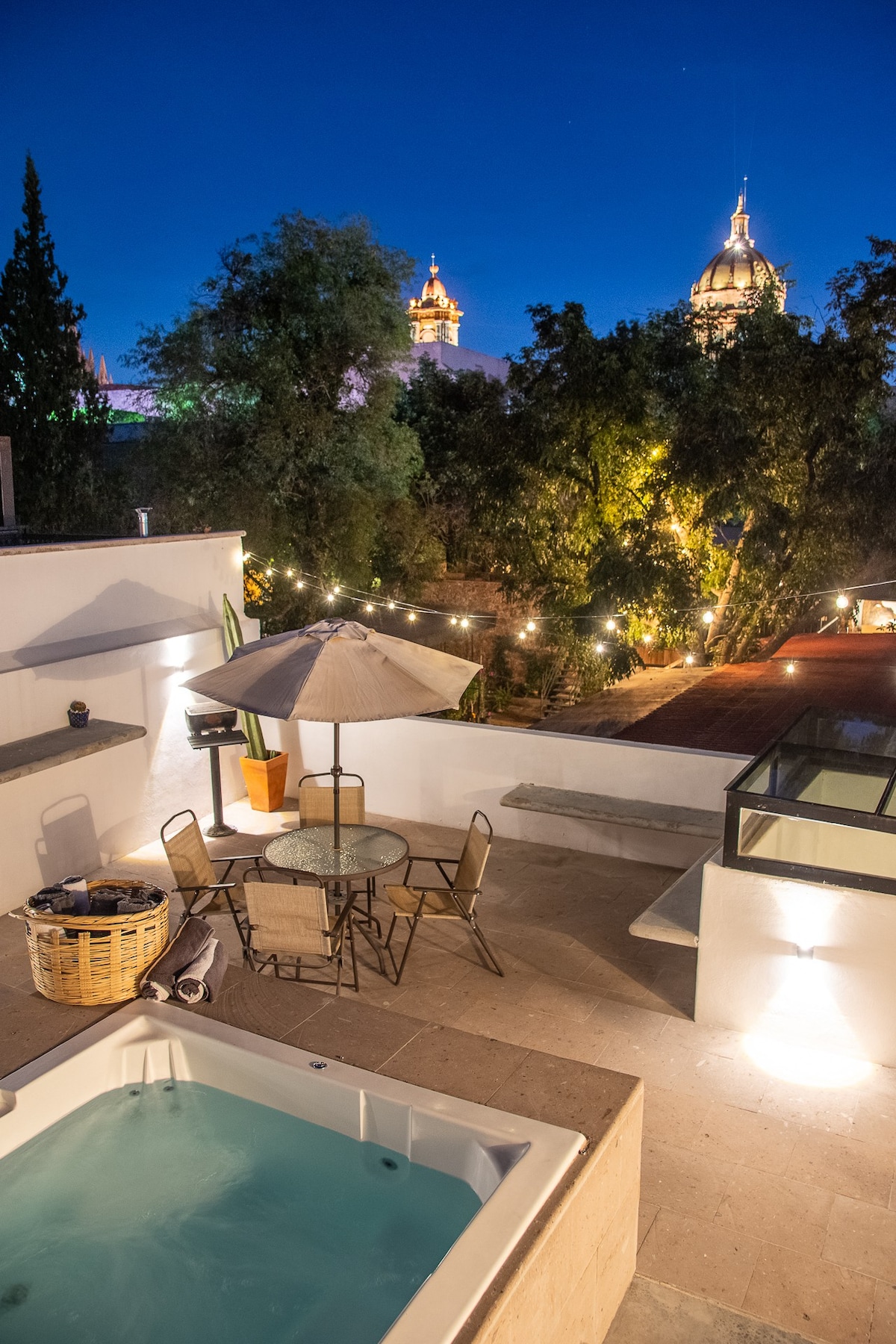 Casa Downtown with terrace, Jacuzzi and parking!