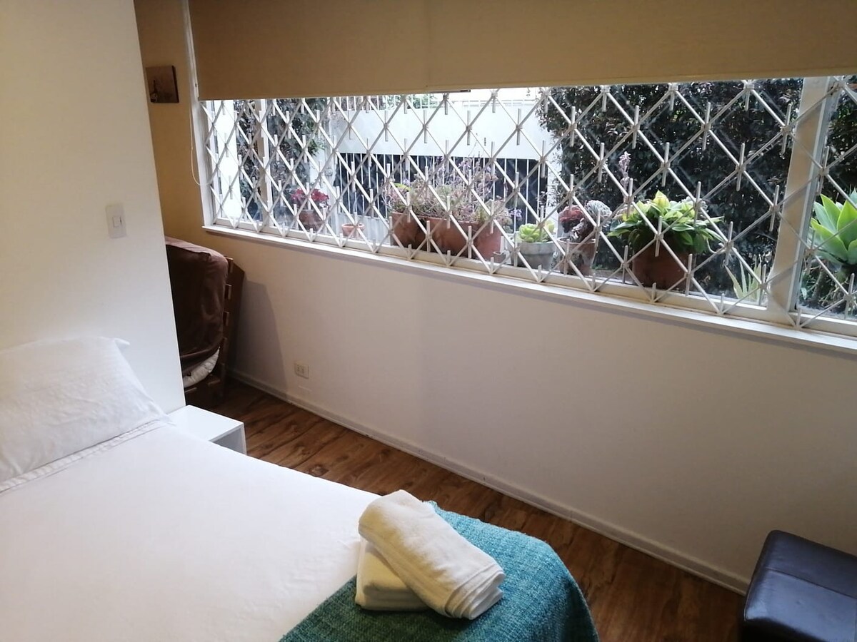 204 Lindo apartamento en La Macarena con patio