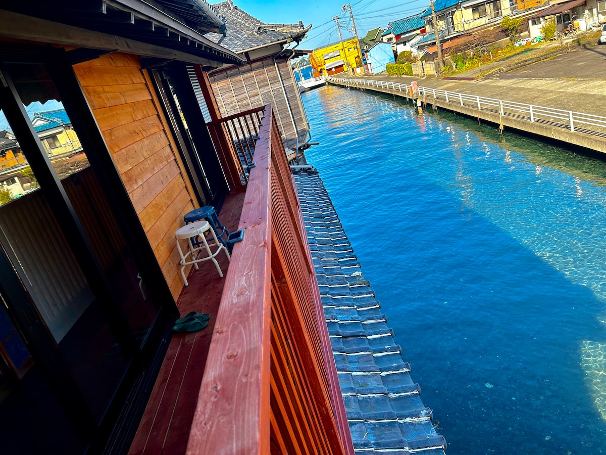 家の窓から釣りができる古民家一棟貸しの宿。戸田湾徒歩2分。Nishiizu-Heda