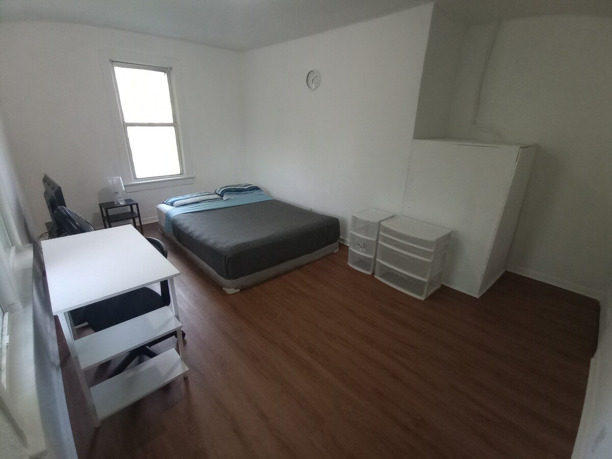Small Private Bedroom in Mid-Westside (WH)