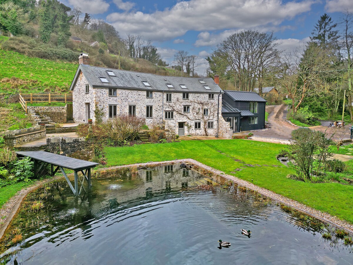 Idyllic 350 year old country house with pond