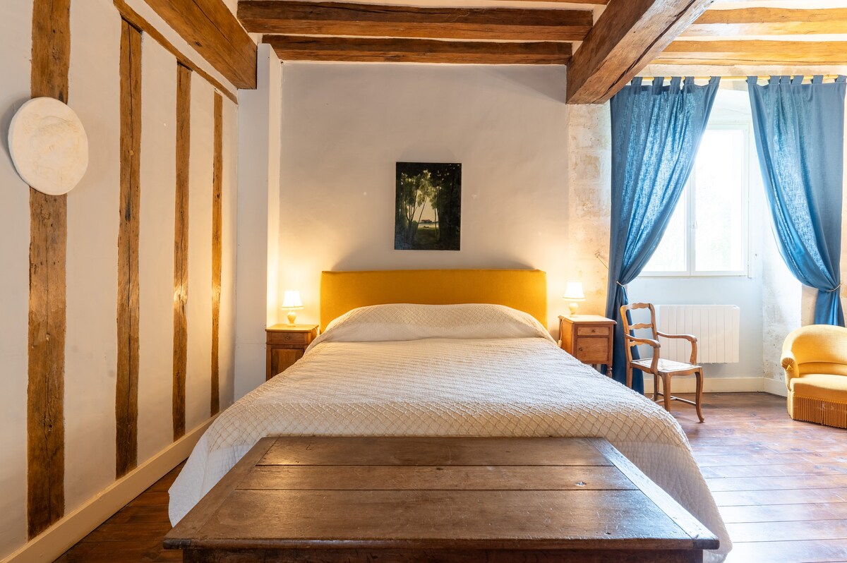 Bed and breakfast in a medieval manor house