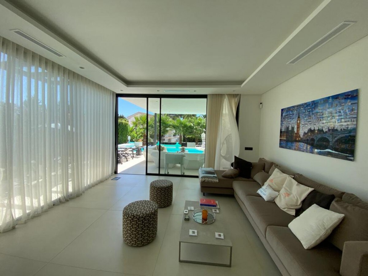 Luxury new modern 6B Villa - walk to beach!