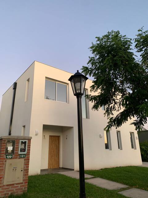 Casa a estrenar - Barrio cerrado