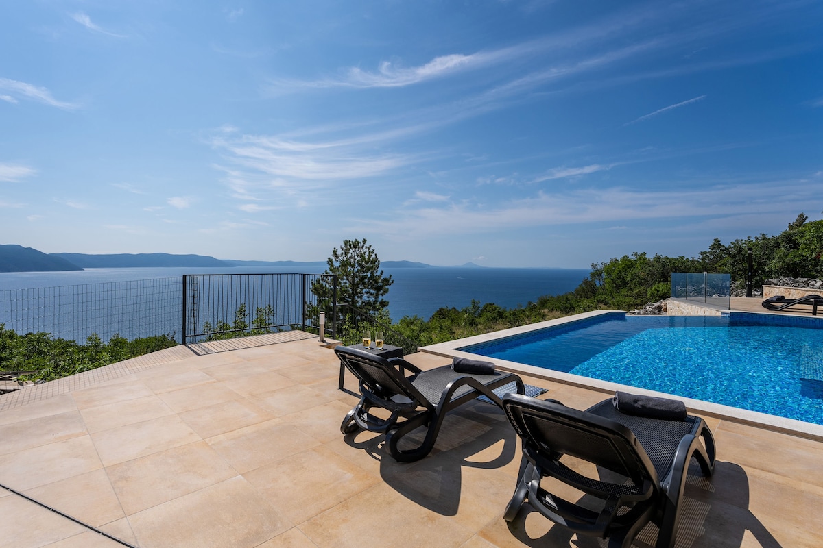 Seaview Villa Mare Visum in a peaceful location