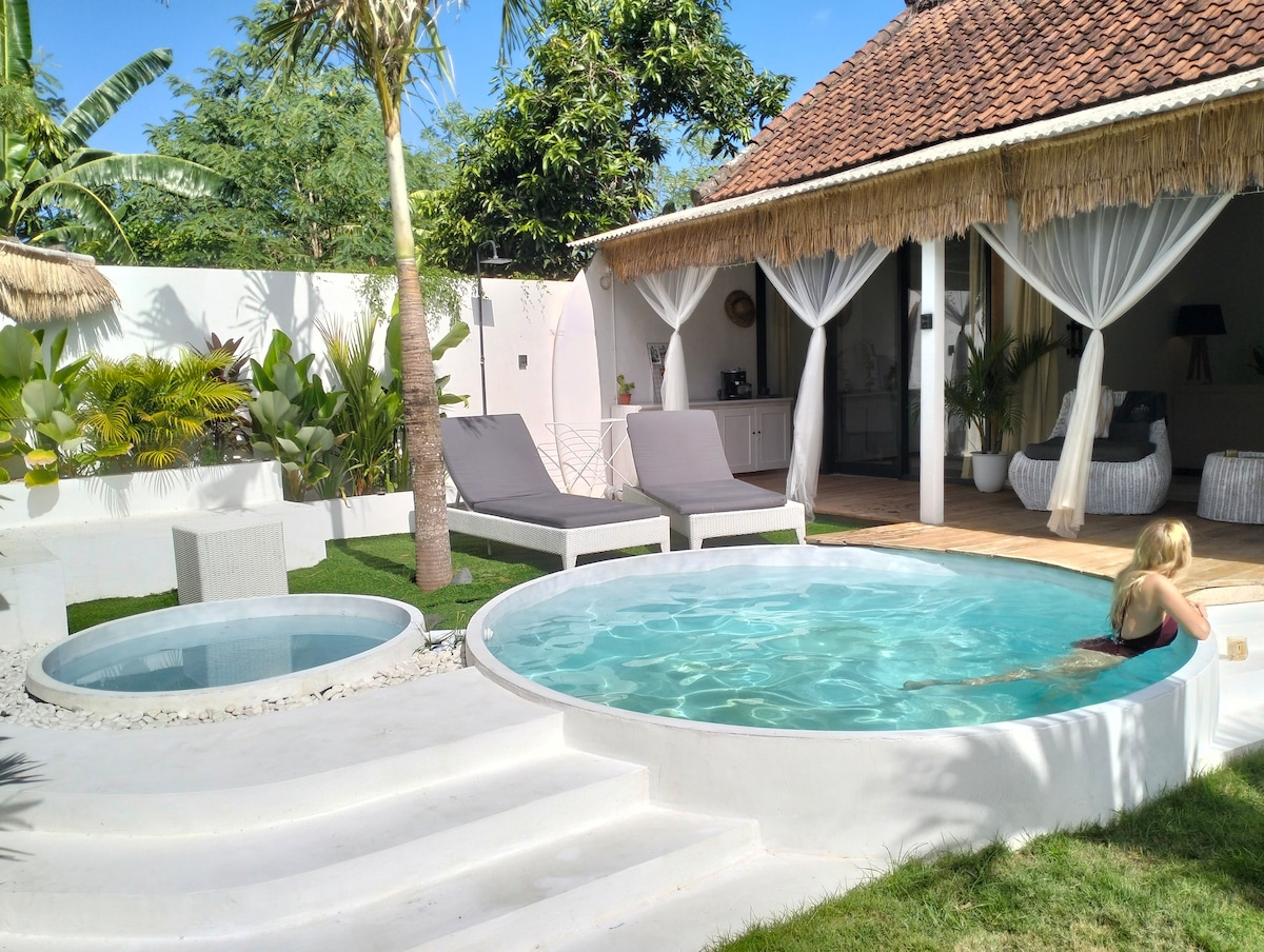 Tropical Oasis Villa Bukit · 2 Pools · Golf Cart