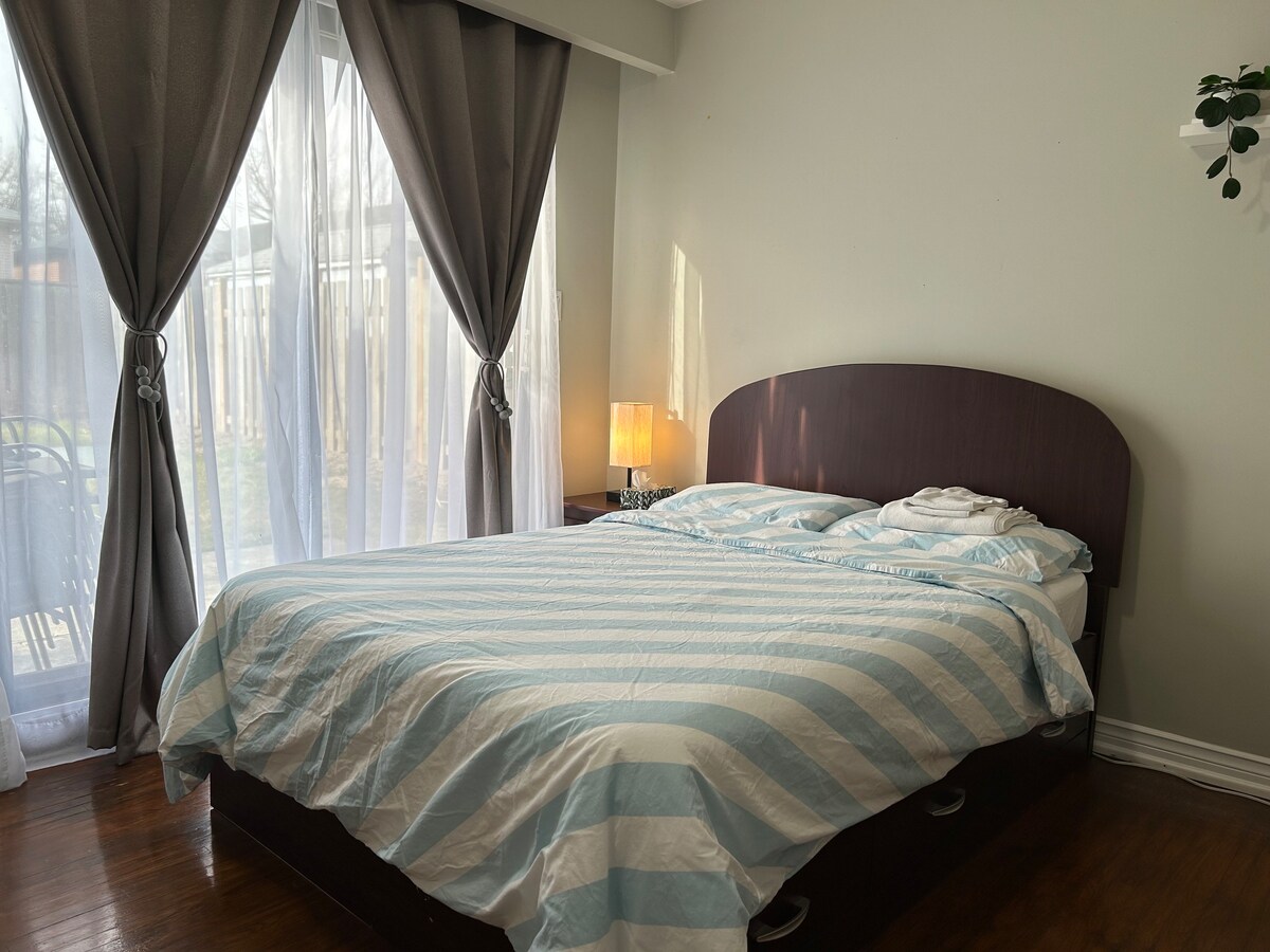 Sun - Room near Airport, Square One & Free Parking