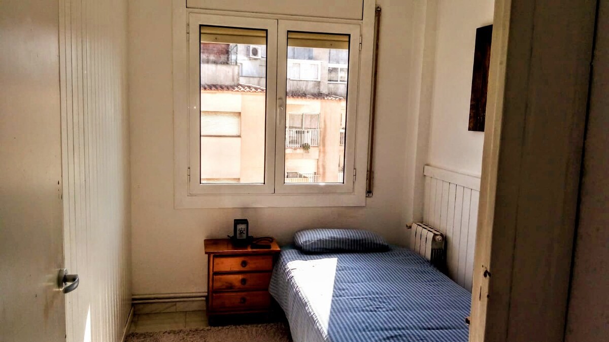 Sunny and cosy bedroom near Barcelona