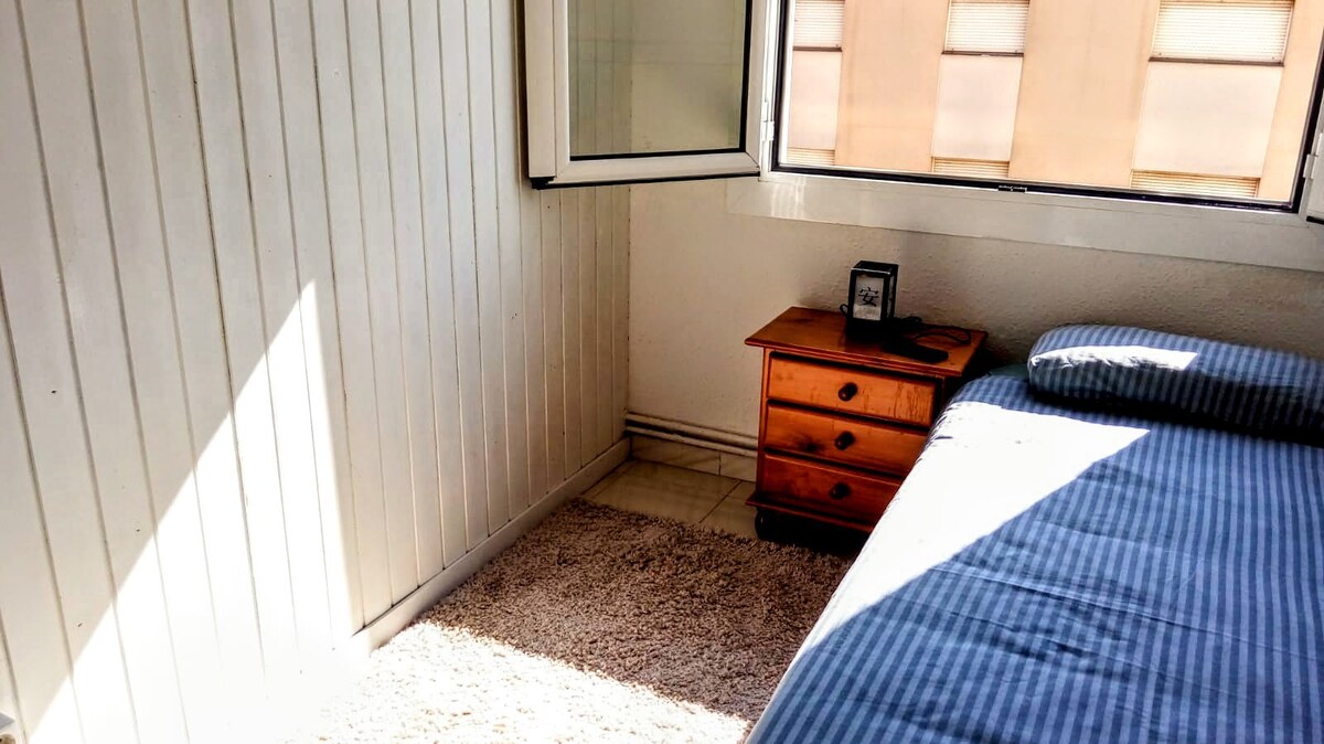 Sunny and cosy bedroom near Barcelona