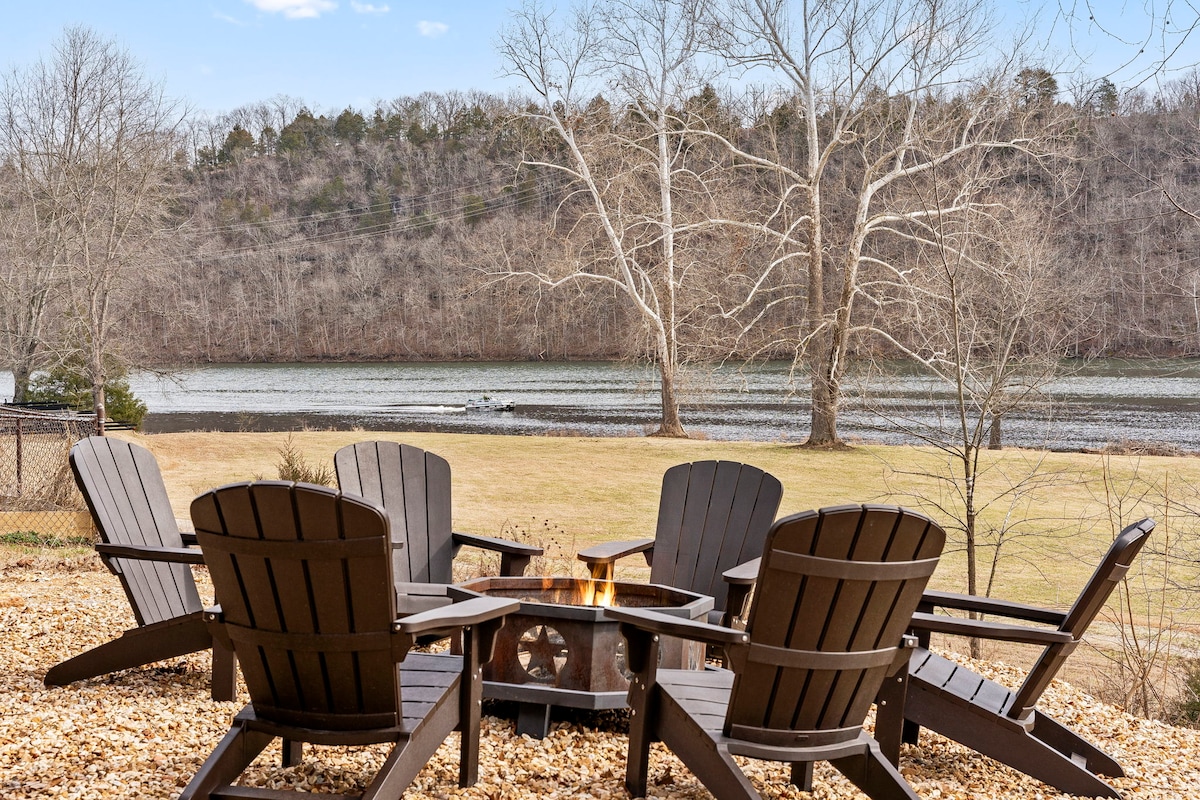 Lakefront Lodge-Hot Tub-Lake Views-Fire Pit-Pool