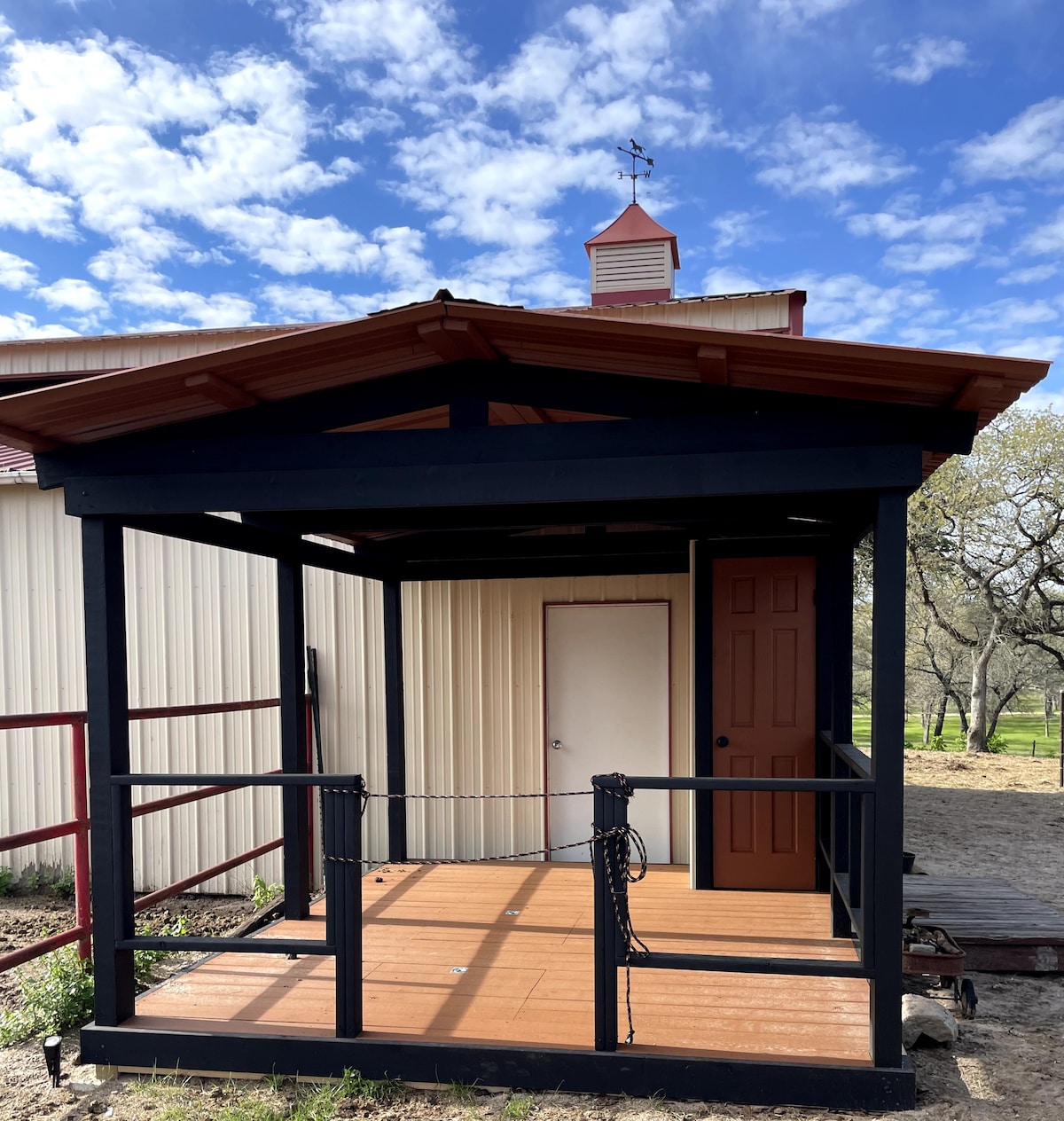 Side Eye Ranch - Horse Hotel