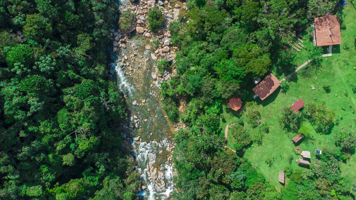 La Cabaña de la Montaña con deck y río privado