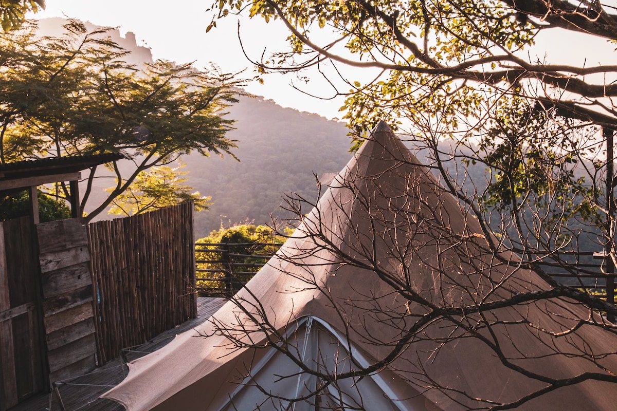 Tenda de luxo com vista panorâmica para o mar.