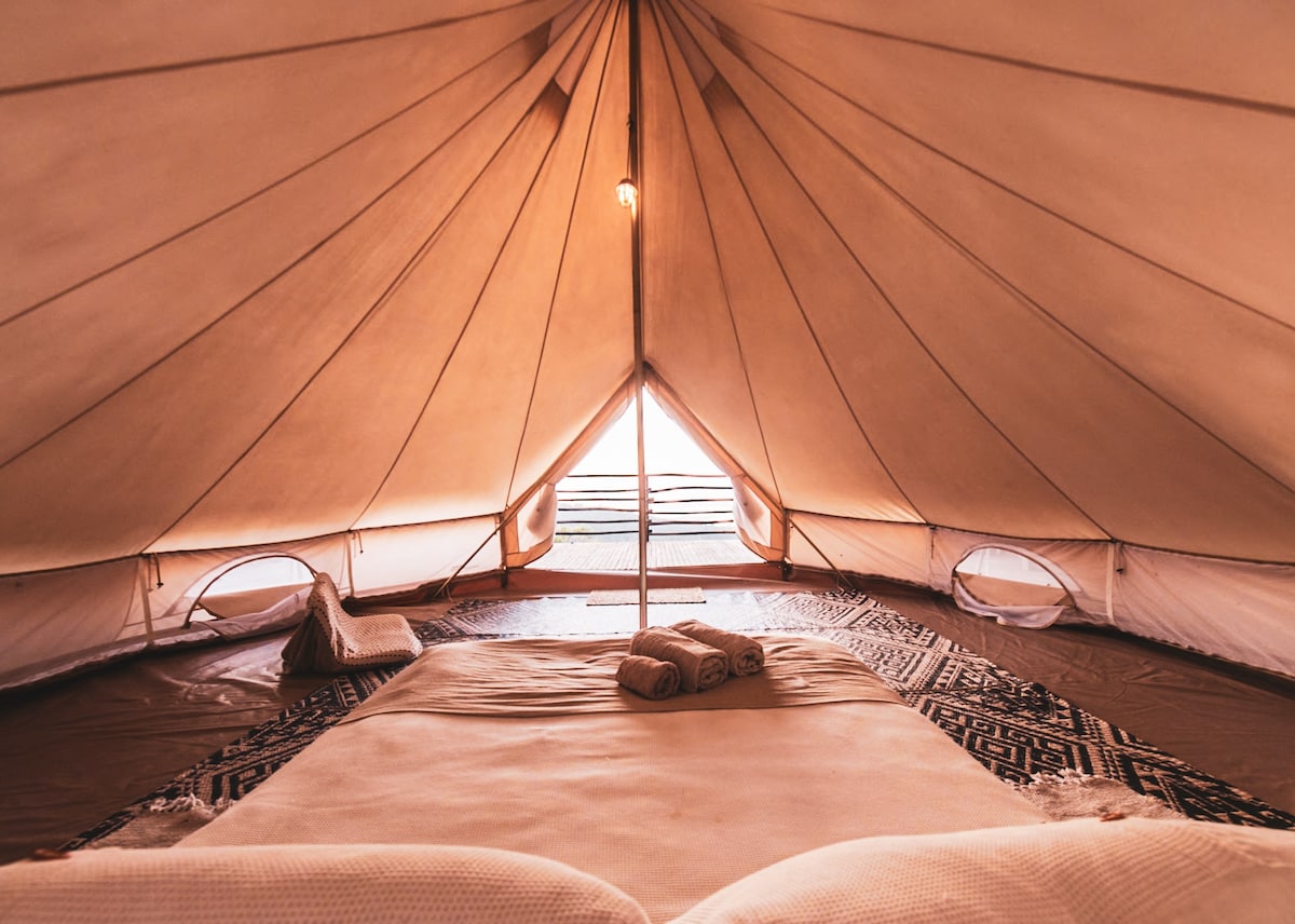 Tenda de luxo com vista panorâmica para o mar.