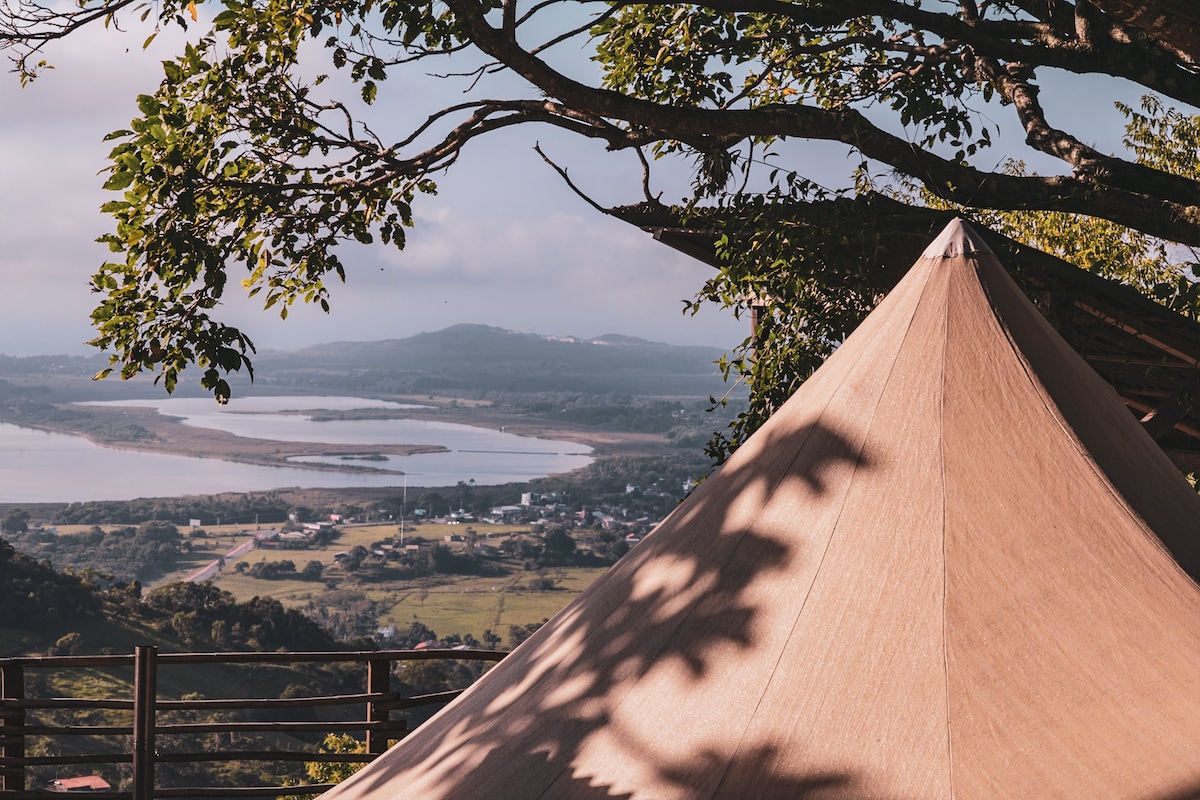 Tenda de luxo com vista panorâmica para o mar.