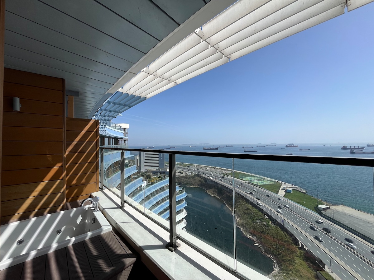 Jacuzzi on Balcony with Princes' Islands View