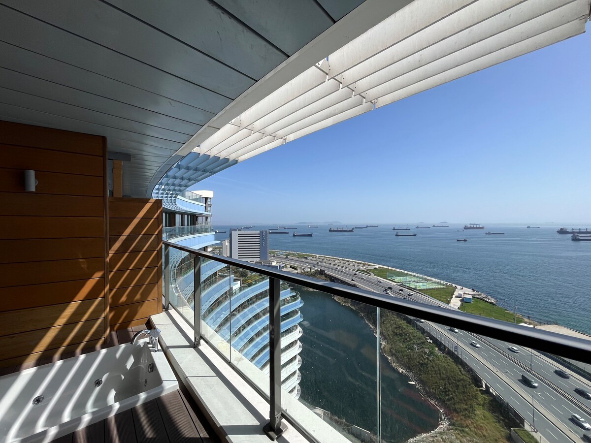 Jacuzzi on Balcony with Princes' Islands View