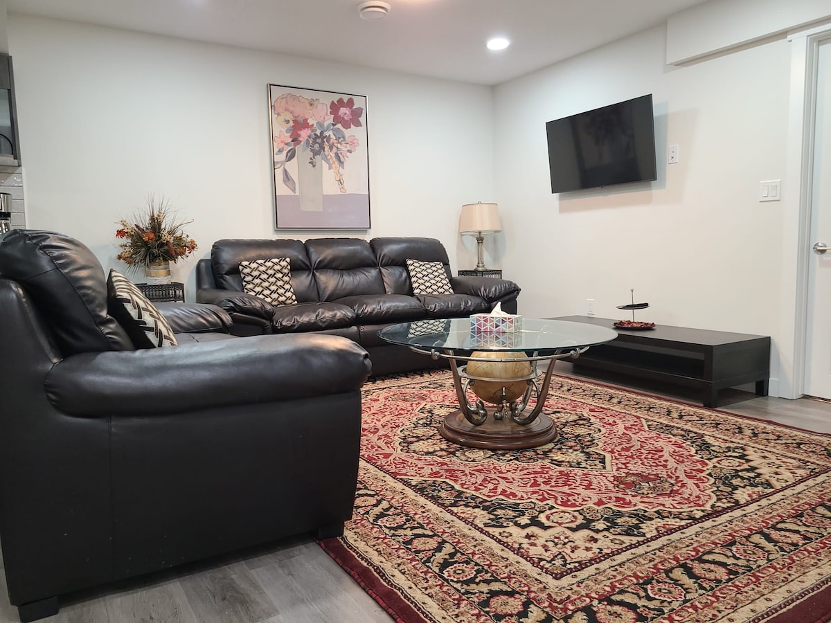 Luxury 2-Bedroom Suite 
Close to amenities/Airport