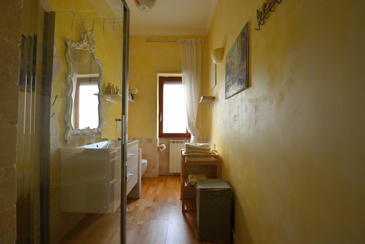 ROMA[2Rooms5PAX]
Wi-Fi A/C
Negozi, Bar, Ristoranti