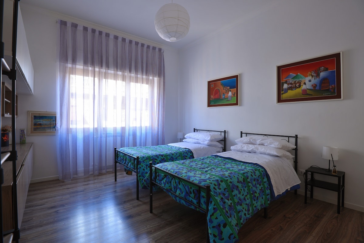 ROMA[2Rooms5PAX]
Wi-Fi A/C
Negozi, Bar, Ristoranti