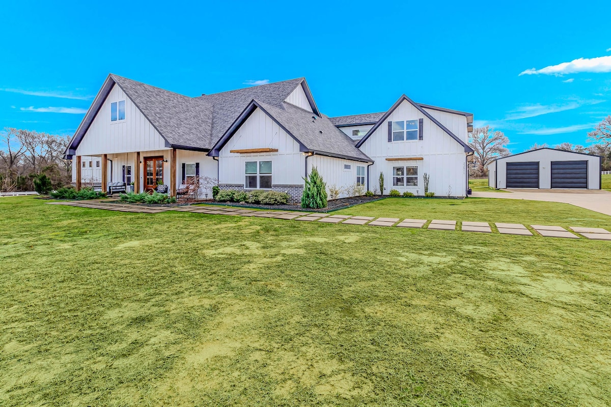 Country Estate: pool, outdoor kitchen, theater