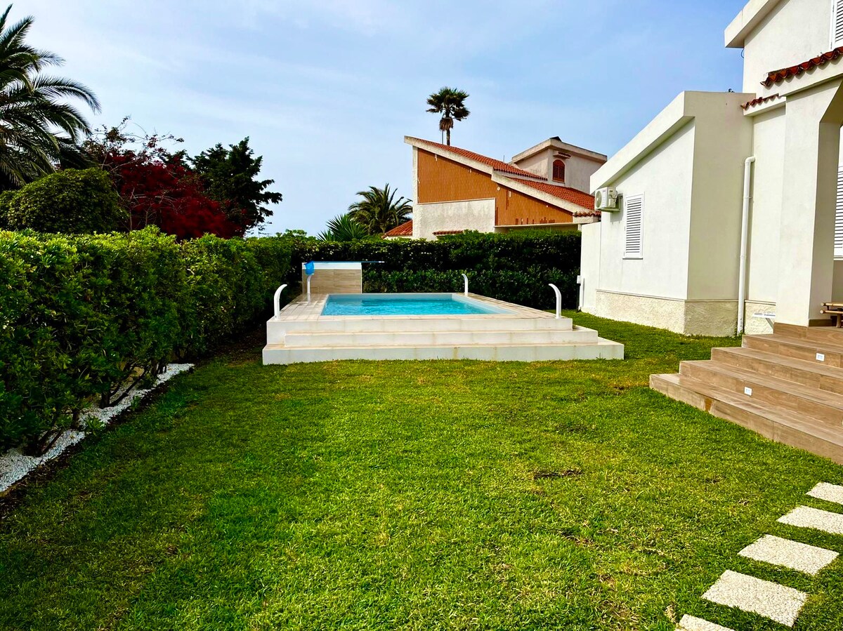 Moderna Villa con piscina a 50 metri dal mare