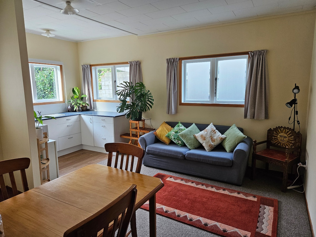 Spacious & Comfortable unit in the heart of Tawa