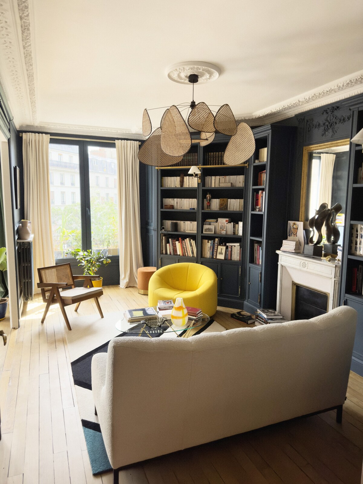 Luxury apartment in trendy Parisien neighborhood