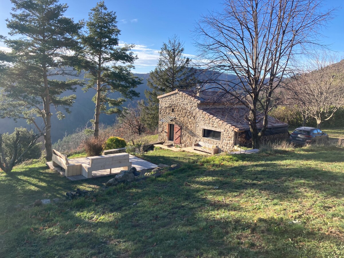 maison Ardéchoise refaite à neuf, magnifique vue.