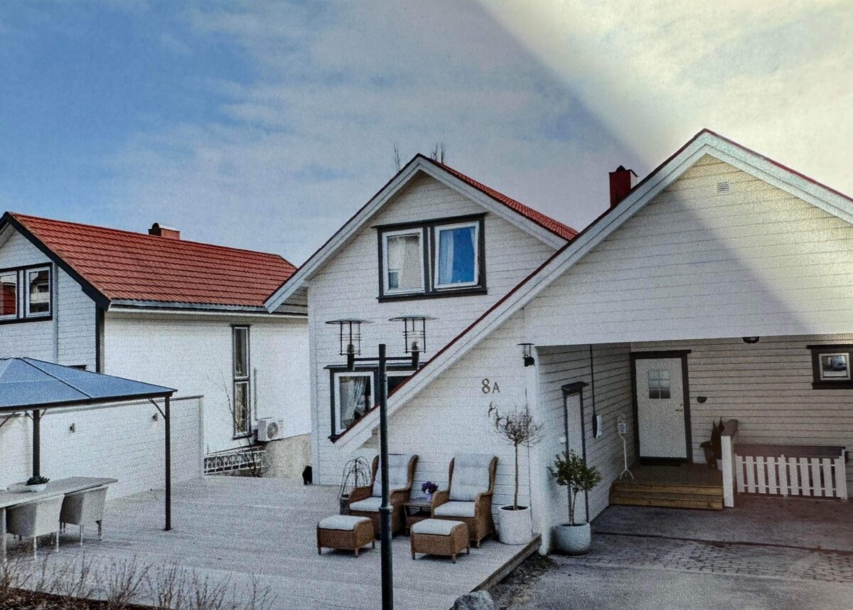 Hus med 3 soverom og senger
Sjønær 
Sentralt