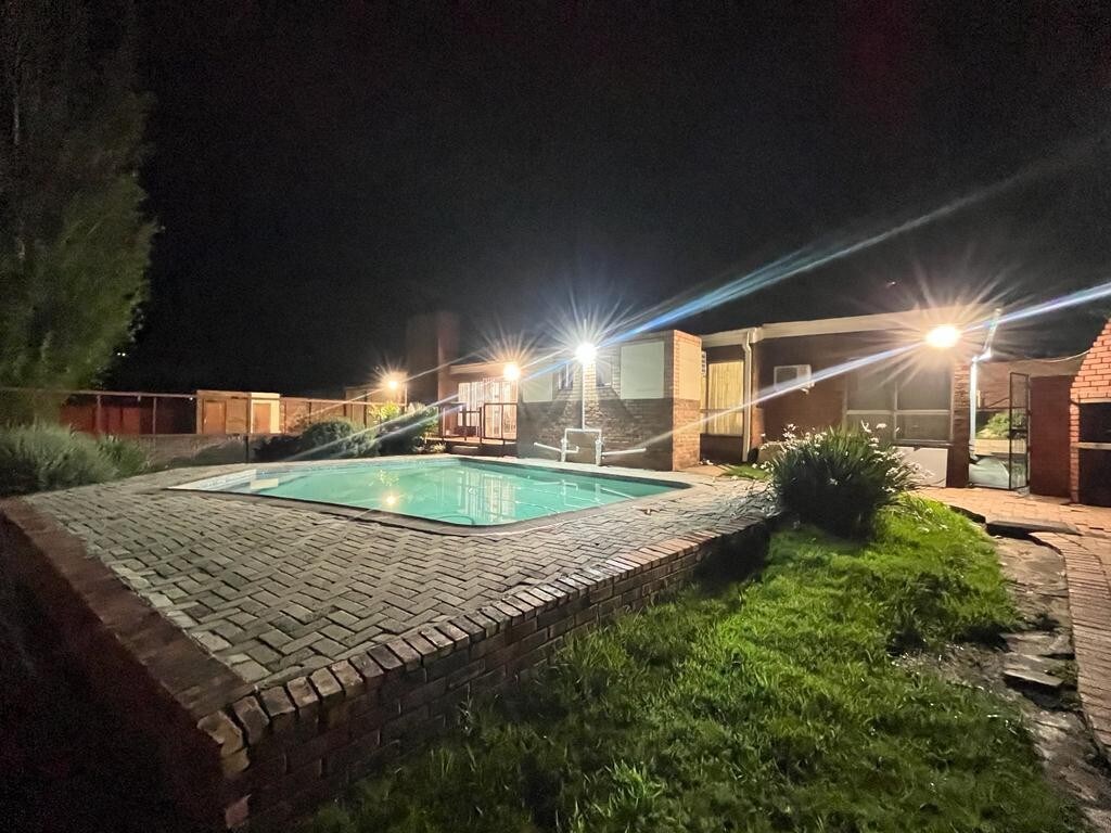 Suburban Bliss Near MSU Mall With Pool & BBQ Area