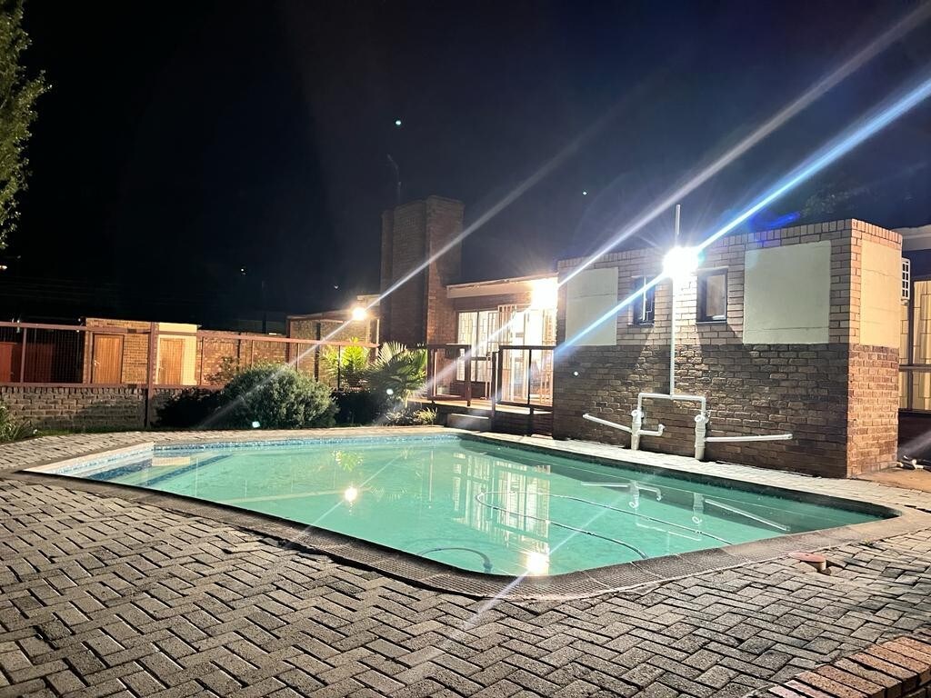 Suburban Bliss Near MSU Mall With Pool & BBQ Area