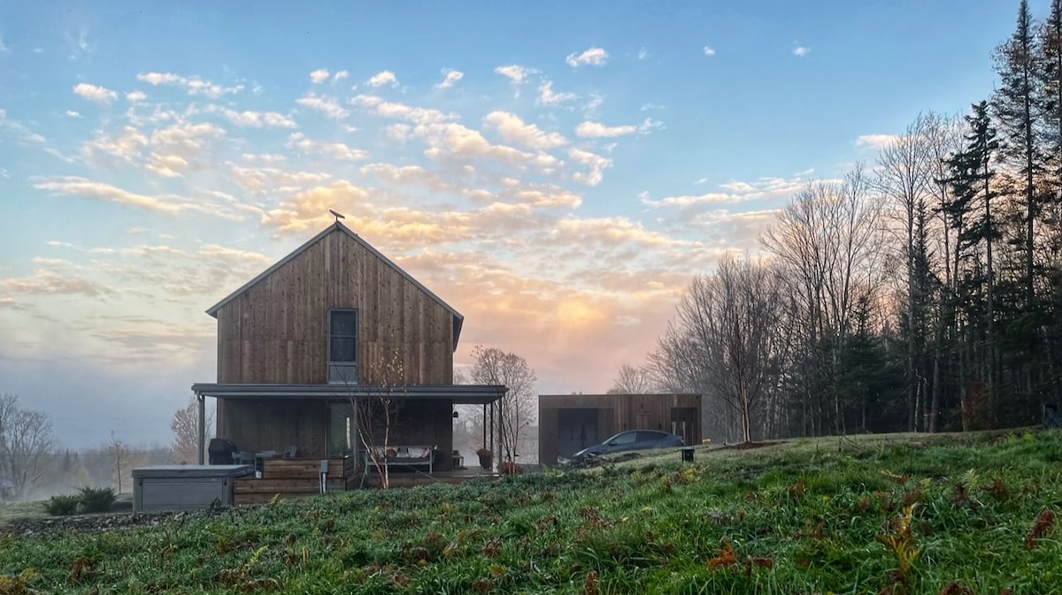 The Grey Barn with Stunning Views & Hot Tub