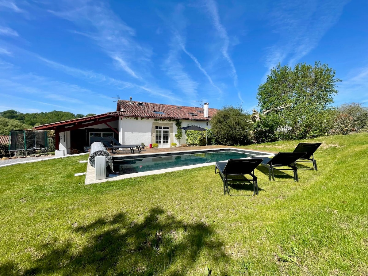 Maison Basque avec piscine, mer et montagne