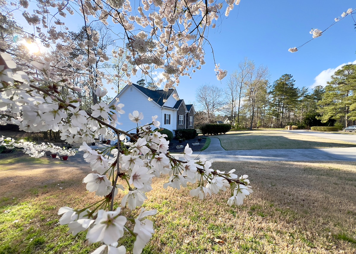 Spacious Parking: Ideal Family Home Near Six Flags