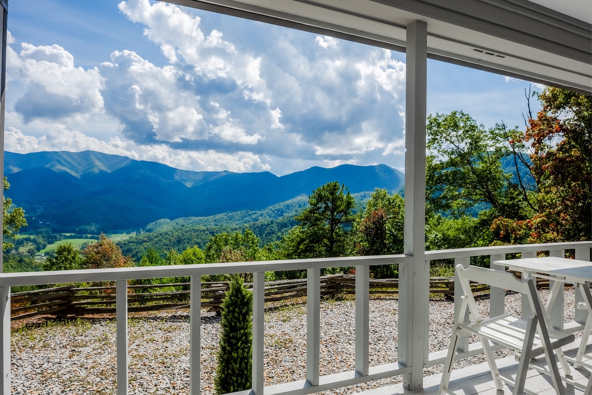 Stunning Views w/ Hot Tub, 2 King Suites, Private!