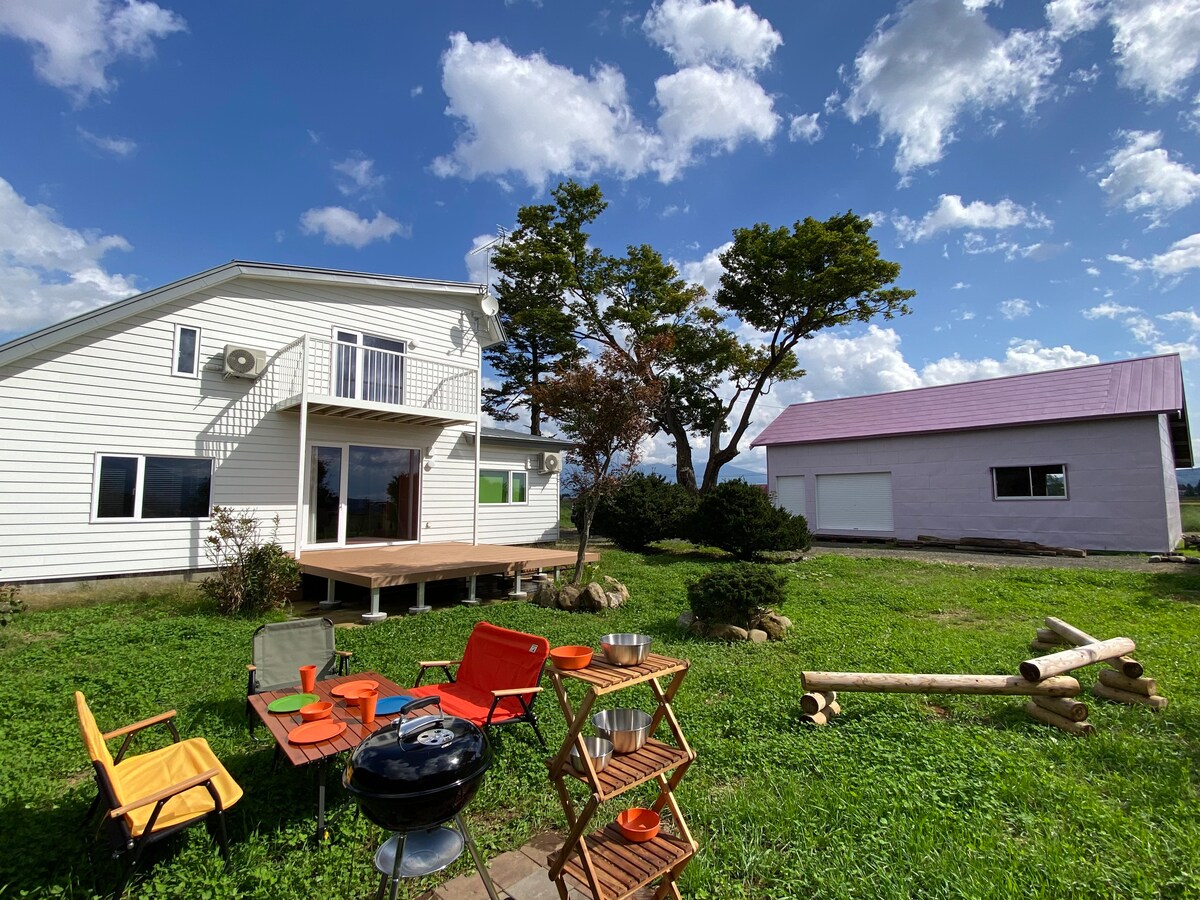 庭付き貸切の一軒家/カラフルなデザインハウス【中富良野】北海道のカントリーライフを体験