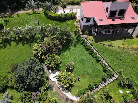 Stunning 4 Bed Lake Home W/ Pool, Spa & Gym Access