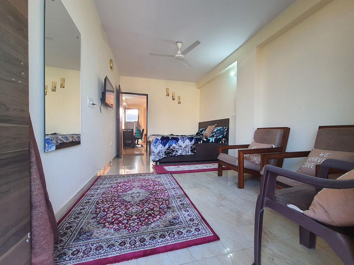 Cozy 1 BHK fully furnished Apt| AC |Wi-Fi|Kitchen.