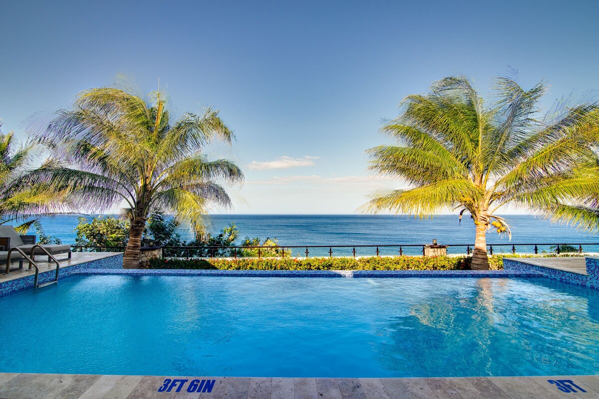 Luxury Oceanfront Villa  in Tower Isle