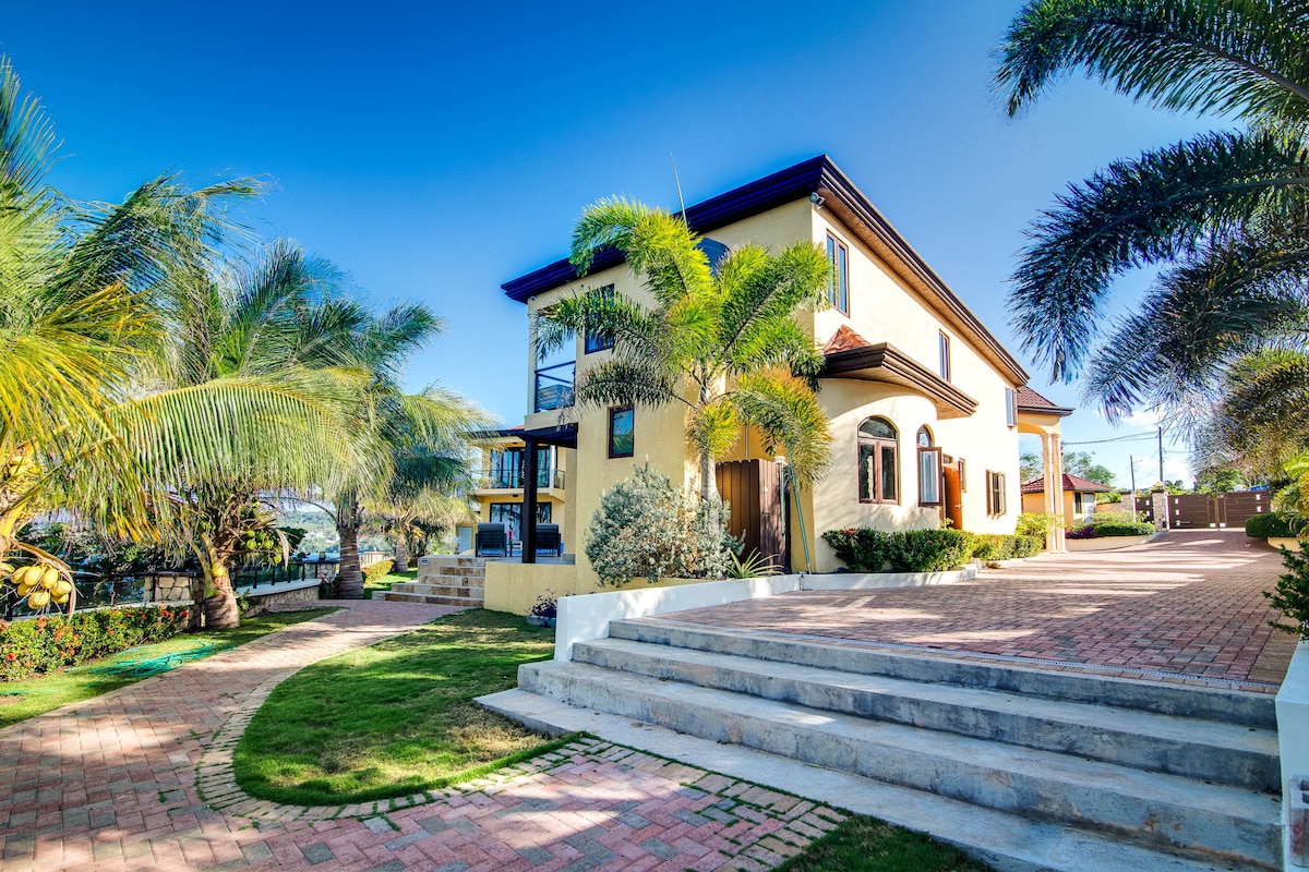 Luxury Oceanfront Villa  in Tower Isle