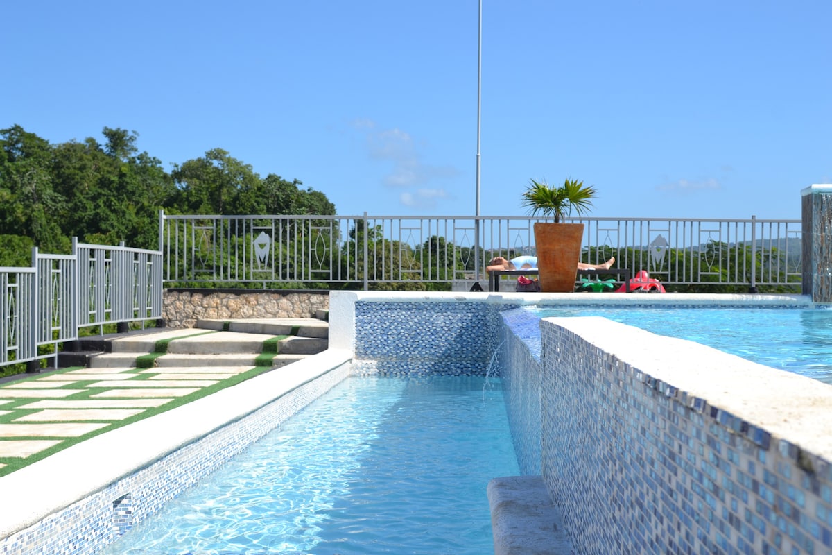 Lux Ochi Rios Retreat, Pool, Gym, Private Backyard