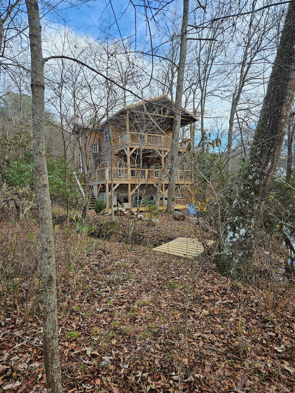 Creekside treehouse with hot tub
