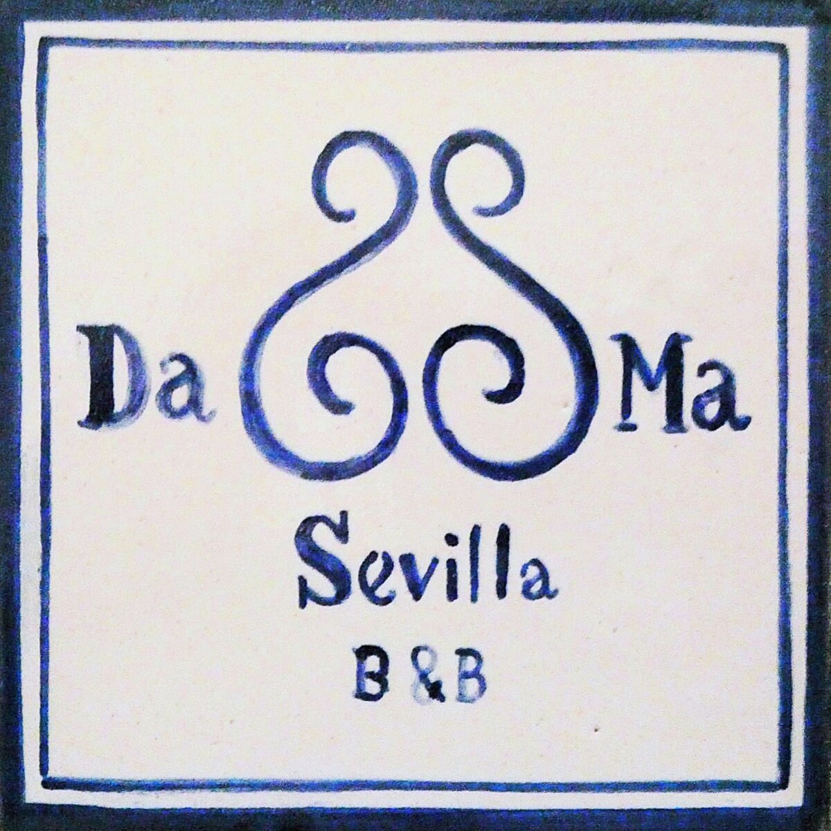 DaMa Sevilla B&B的阳台房和书桌