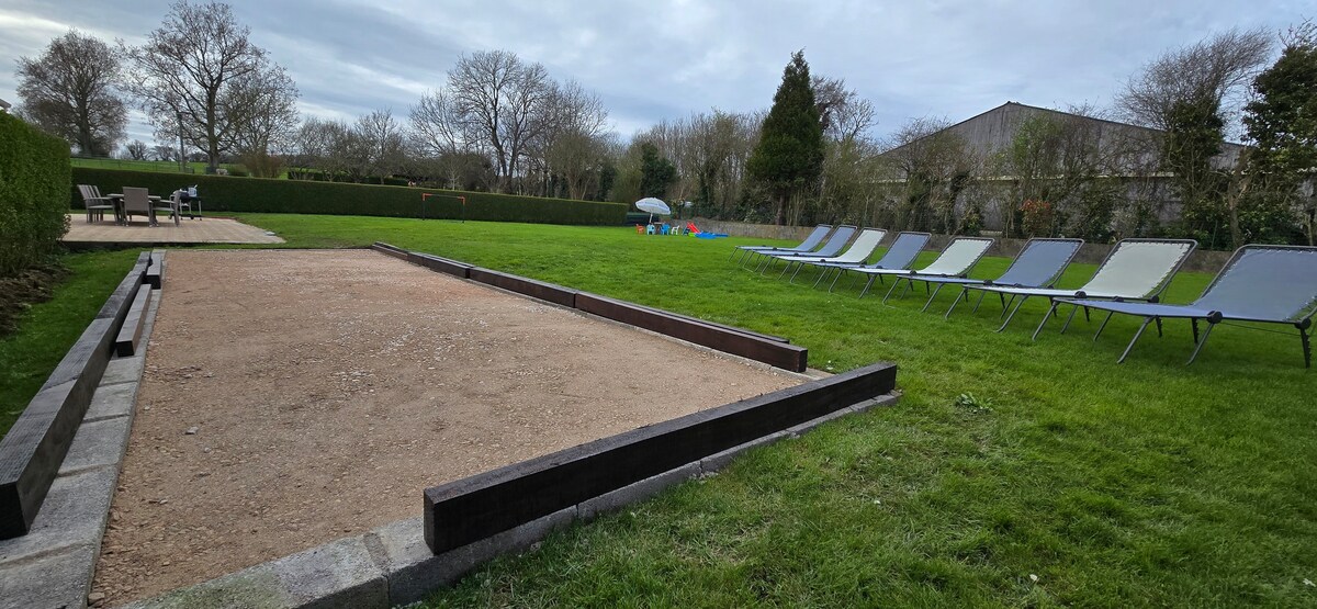 Fully equipped family home, games, boules area