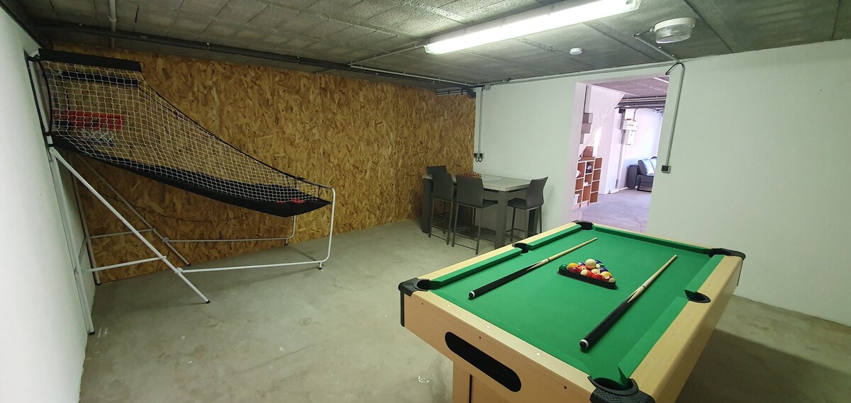 Fully equipped family home, games, boules area