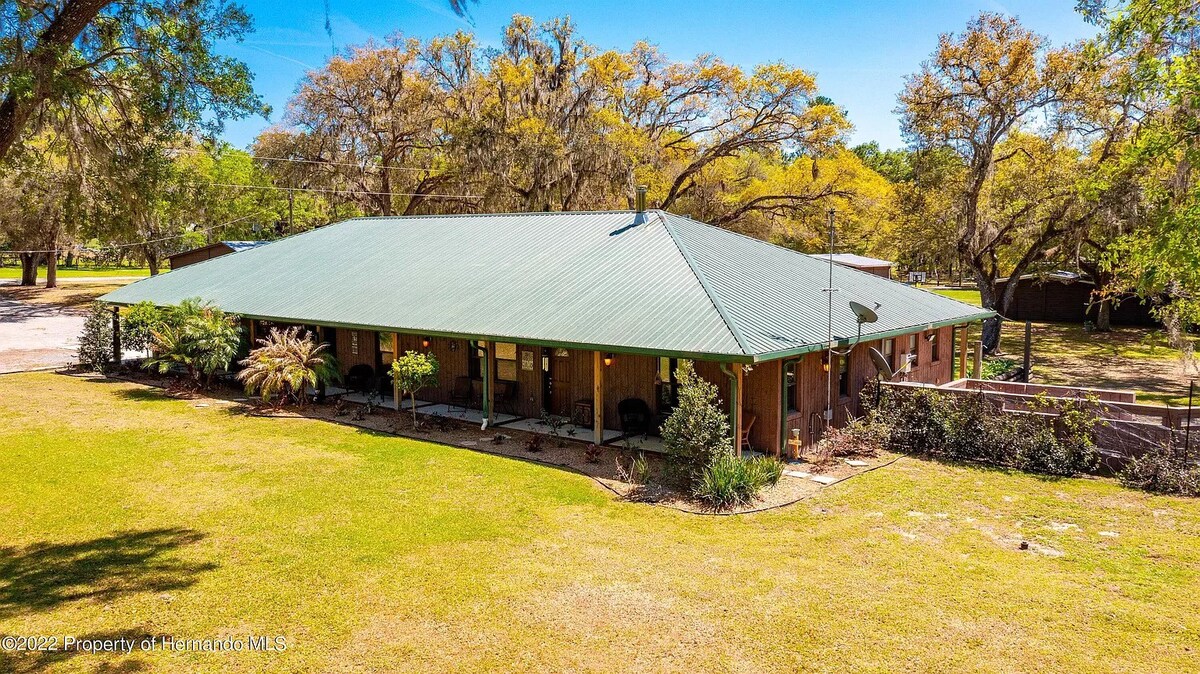 Spacious-Indoor Wood-Burning Stove-Jacuzzi-FirePit