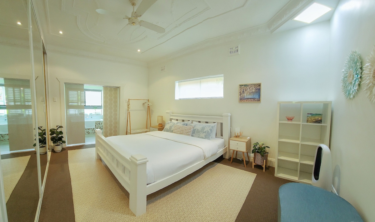 Stylish & spacious minutes to beach, bars & dining